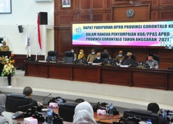 Wagub Gorontalo H. Idris Rahim (kiri) memberikan sambutan pada rapat paripurna DPRD ke-31 dalam rangka penyampaian KUA PPAS Tahun Anggaran 2021 di ruang rapat DPRD Provinsi Gorontalo, Senin (21/9/2020). (Foto : Haris – Humas)