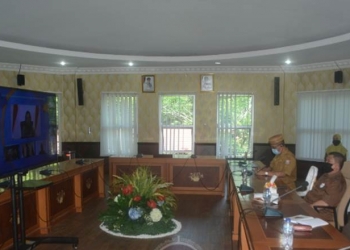 Wakil Gubernur Gorontalo H.Idris Rahim, mengikuti Rapat Kerja Nasional (Rakernas) Akuntansi dan Pelaporan Keuangan Pemerintah Tahun 2020 sekaligus pemberian penghargaan yang dilaksanakan melalui video converence, dari ruang Huyula kantor gubernur, Selasa (22/9/2020). ( foto : Gusti)