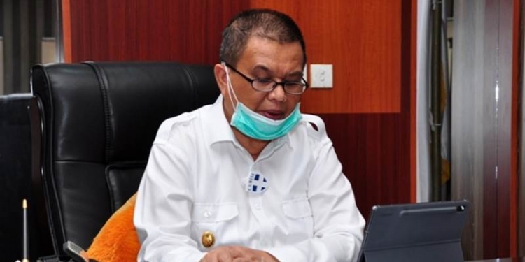 Wagub Gorontalo H. Idris Rahim memberikan sambutan pada webinar Sinergi Penyelenggaraan Program Jamsostek di Era Pandemi Covid-19 di ruang kerjanya, Rabu (23/9/2020). (Foto : Haris – Humas)