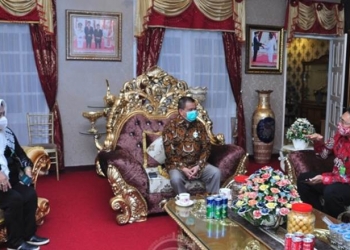 Dirjen PPI Kementerian LHK, Ruadha Agung S. (kanan), berbincang dengan Wagub Gorontalo H. Idris Rahim di rumah jabatan Wagub, Jumat (25/9/2020). (Foto : Haris – Humas)