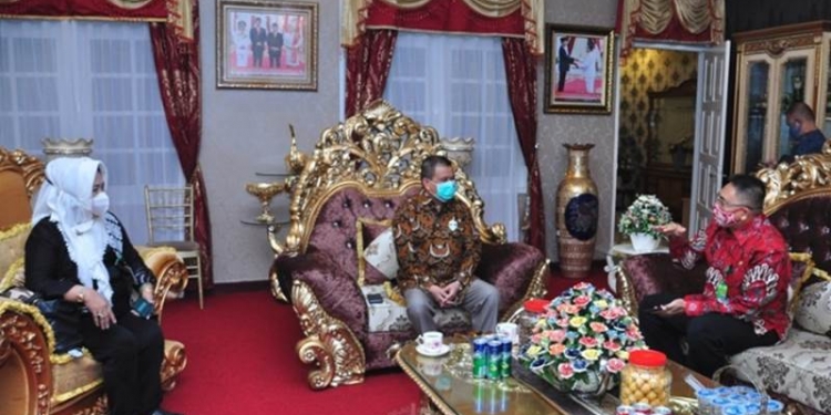 Dirjen PPI Kementerian LHK, Ruadha Agung S. (kanan), berbincang dengan Wagub Gorontalo H. Idris Rahim di rumah jabatan Wagub, Jumat (25/9/2020). (Foto : Haris – Humas)