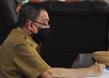 Wagub Idris Rahim mencatat arahan Presiden Jokowi pada rapat terbatas yang diikuti oleh para gubernur se-Indonesia yang membahas penanganan Covid-19 dan pemulihan ekonomi di ruang kerja Wagub, Selasa (1/9/2020). (Foto : Haris – Humas)