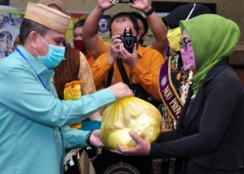 Wagub Gorontalo H. Idris Rahim (kiri), menyerahkan bantuan kebutuhan pokok kepada pekerja hotel dan restoran pada pembukaan Rakerda I BPD PHRI Provinsi Gorontalo di Grand Q Hotel, Kota Gorontalo, Kamis (3/9/2020). (Foto : Haris – Humas)