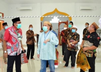 Wagub Idris Rahim (tengah) didampingi Kadis Pertanian Muljady D. Mario (kiri), melihat kondisi Masjid Al-Mulk yang dibangun di area kantor Dinas Pertanian Provinsi Gorontalo, Jumat (4/9/2020). (Foto : Haris – Humas)