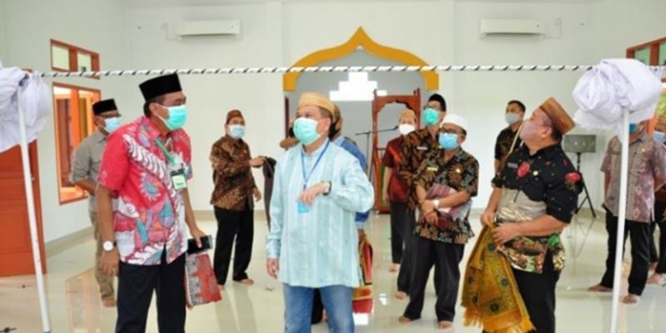 Wagub Idris Rahim (tengah) didampingi Kadis Pertanian Muljady D. Mario (kiri), melihat kondisi Masjid Al-Mulk yang dibangun di area kantor Dinas Pertanian Provinsi Gorontalo, Jumat (4/9/2020). (Foto : Haris – Humas)