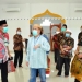 Wagub Idris Rahim (tengah) didampingi Kadis Pertanian Muljady D. Mario (kiri), melihat kondisi Masjid Al-Mulk yang dibangun di area kantor Dinas Pertanian Provinsi Gorontalo, Jumat (4/9/2020). (Foto : Haris – Humas)