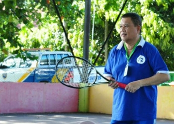 Wagub Gorontalo H. Idris Rahim mengikuti pertandingan tenis persahabatan antara Pengprov Pelti Gorontalo berhadapan dengan Pengcab Pelti Boalemo di lapangan indoor Tilamula, Kabupaten Boalemo, Sabtu (5/9/2020). (Foto : Haris – Humas)