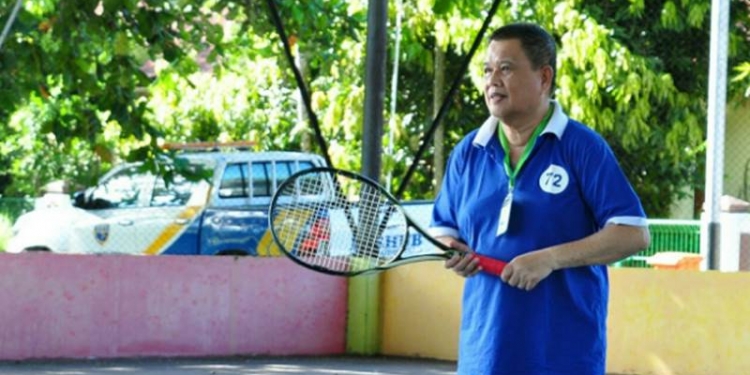 Wagub Gorontalo H. Idris Rahim mengikuti pertandingan tenis persahabatan antara Pengprov Pelti Gorontalo berhadapan dengan Pengcab Pelti Boalemo di lapangan indoor Tilamula, Kabupaten Boalemo, Sabtu (5/9/2020). (Foto : Haris – Humas)