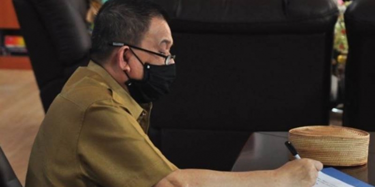Wagub Idris Rahim mencatat arahan Presiden Jokowi pada rapat terbatas yang diikuti oleh para gubernur se-Indonesia yang membahas penanganan Covid-19 dan pemulihan ekonomi di ruang kerja Wagub, Selasa (1/9/2020). (Foto : Haris – Humas)