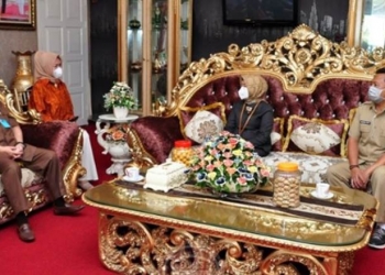 Wagub Idris Rahim (kiri) berbincang dengan Kepala BPS Provinsi Gorontalo, Herum Fajarwati (kedua kanan) usai verifikasi data hasil Sensus Penduduk daring tahun 2020 di rumah jabatan Wagub, Senin (7/9/2020). (Foto : Haris – Humas)
