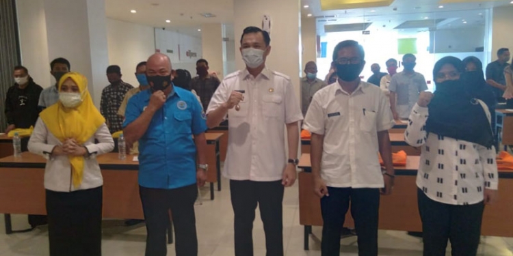 Wawali Kota Gorontalo, Ryan F.Kono, saat membuka Pelatihan Manajemen Homestay DAK-Non Fisik Tahun 2020, yang berlangsung di Hotel Amaris Kota Gorontalo, Rabu (16/9/2020). (F.Ramlan/gopos).