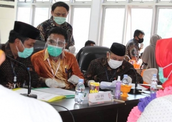 Proses pemeriksaaan dokumen pendaftaran bapaslon
