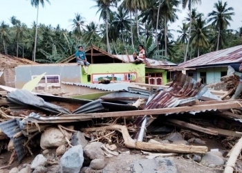Rumah porak-poranda