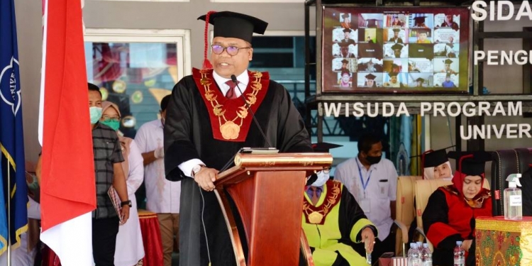 Rektor UNG Wisuda