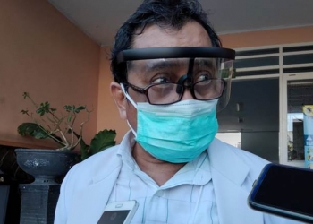Ketua Tim kesehatan, dr. Irianto Dunda Saat diwawancarai oleh media. Foto Istimewa