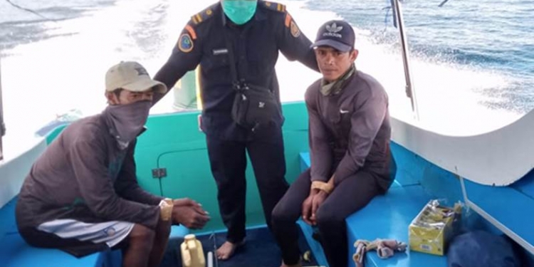 Kementerian Kelautan dan Perikanan melalui Direktorat Jenderal Pengawasan Sumber Daya Kelautan dan Perikanan mengamankan dua pelaku yang diduga melakukan kegiatan penangkapan ikan dengan menggunakan bahan kimia berbahaya. Foto Istimewa