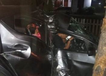 Dua Remaja yang mobilnya menabrak pohon yang berlokasi di Jalan Joesoef Hasiru (Jalan Dua Susun), kelurahan Paguyaman Kecamatan Kota Tengah Kota Gorontalo, Selasa (29/9/2020) dini hari sekitar pukul 03.40 WITA.  Foto Istimewa