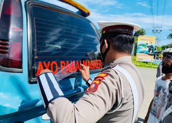 Pemasangan stiker