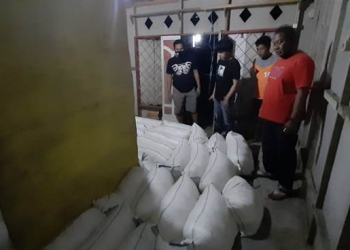 puluhan karung berisikan miras jenis cap tikus dengan jumlah 2,5 ton atau 2.500 Liter diamankan Anggota Satuan Resnarkoba Polres Boalemo yang dipimpin KBO Resnarkoba bersama tiga anggotanya di Desa Suka Mulya Kecamatan Wonosari Kabupaten Boalemo, Selasa (8/9/2020).