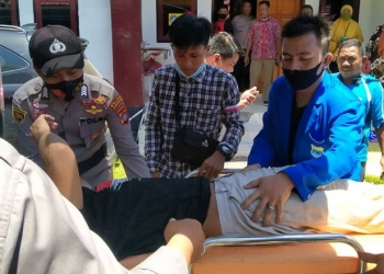 Salah Satu Mahasiswa di Pohuwato Terluka, Mahasiswa itu adalah Yusuf Abdjul, Mantan Ketua PMII Cabang Pohuwato. Yusuf yang mengalami luka dibagian kepala akibat pukulan yang diduga dilayangkan anggota polisi saat mengamankan aksi, (9/10/2020). (Muhajir/gopos)