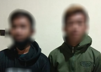 Kedua remaja yang diamankan polisi ke Polsek Kota Timur, lantaran unggahan status di WhatsApp memaki petugas kepolisian.(foto.istimewa)