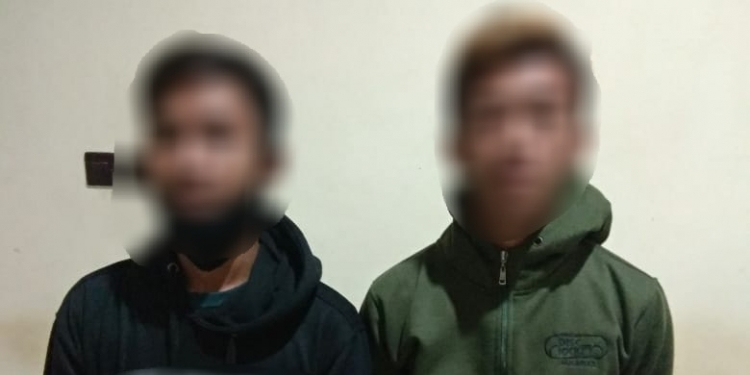Kedua remaja yang diamankan polisi ke Polsek Kota Timur, lantaran unggahan status di WhatsApp memaki petugas kepolisian.(foto.istimewa)