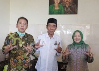 Foto pasangan LaDub nomor urut 02, bersama H.Topan (tengah)