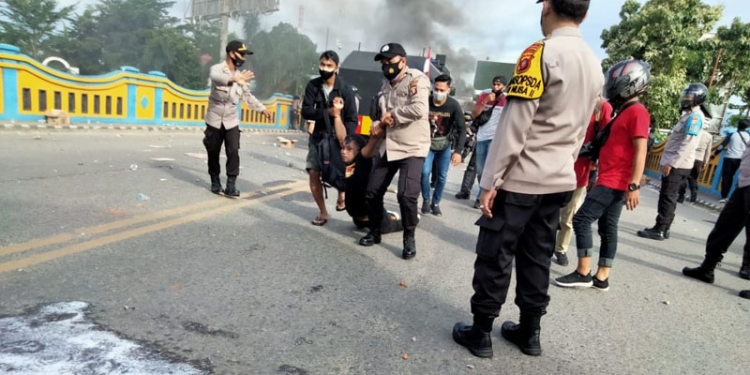 Salah seorang anggota massa aksi diamankan dalam insiden kericuhan antara massa aksi dan petugas saat unjuk rasa menolak omnibus law, Senin (12/10/2020). (pras/gopos)
