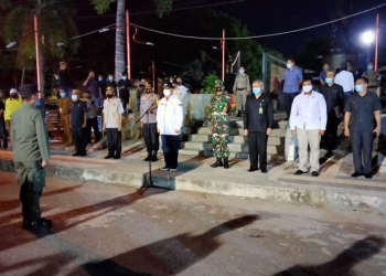 Gubernur Gorontalo, Rusli Habibie, memimpin apel protokol kesehatan di depan rumah dinas Gubernur Gorontalo, Senin (26/10/2020) malam. (pras/gopos)