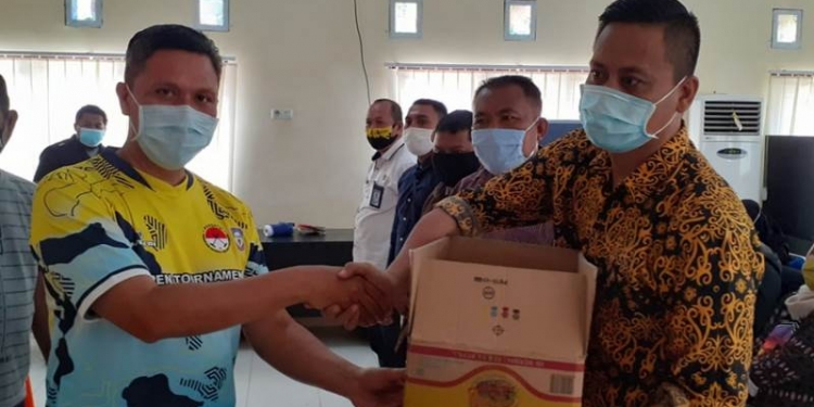 Pemerintah Provinsi Gorontalo melalui Dinas Pariwisata menyerahkan bantuan sembako kepada Kelompok Sadar Wisata (Pokdarwis) yang terdampak Covid-19, penyerahan ini berlangsung di aula dinas, Jumat (4/9/2020). Foto Istimewa