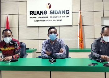 Bawaslu Bone Bolango menyampaikan hasil pemeriksaan terhadap dugaan pelanggaran netralitas ASN terhadap tiga ASN di Bone Bolango, Senin (5/10/2020). (pras/gopos)
