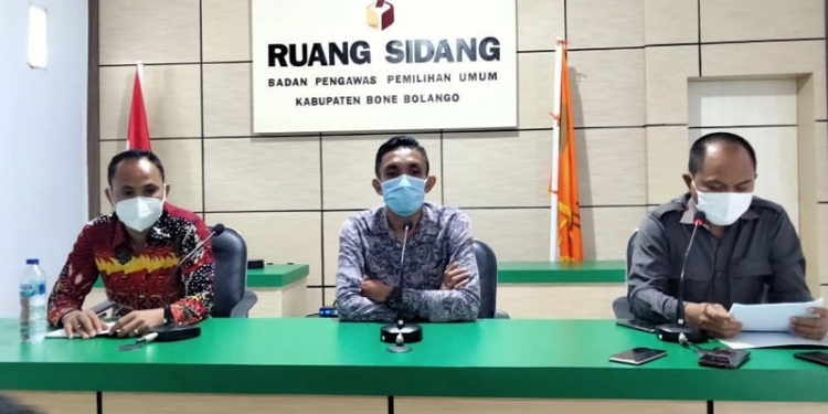 Bawaslu Bone Bolango menyampaikan hasil pemeriksaan terhadap dugaan pelanggaran netralitas ASN terhadap tiga ASN di Bone Bolango, Senin (5/10/2020). (pras/gopos)