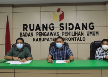 Bawaslu Kabupaten Gorontalo memberikan keterangan terkait tindaklanjut laporan dugaan pelanggaran mutasi jabatan terhadap cabup Nelson Pomalingo, Jumat (9/10/2020). (arif/gopos)
