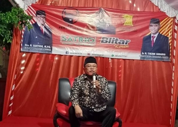 Ket foto : Calon Walikota Blitar, Santoso saat menggelar kampaye dialog di Kelurahan Kepanjenlor, Minggu (4/10/2020) malam. Foto: Zunaidi,gopos.