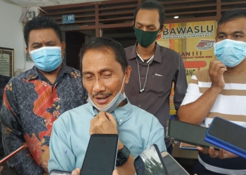 Calon Bupati Gorontalo, Nelson Pomalingo, usai memberikan keterangan di Bawaslu Kabupaten Gorontalo, Selasa (6/10/2020). (arif/gopos)
