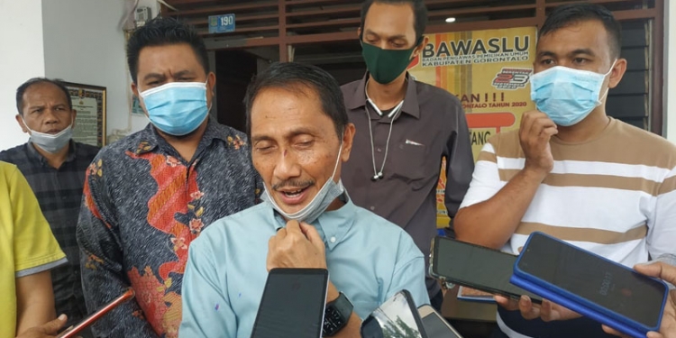 Calon Bupati Gorontalo, Nelson Pomalingo, usai memberikan keterangan di Bawaslu Kabupaten Gorontalo, Selasa (6/10/2020). (arif/gopos)