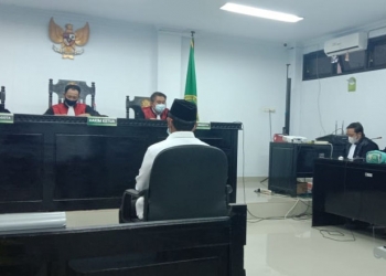Darwis Moridu saat menjalani sidang pembelaan atas tuntutan JPU di PN Gorontalo, Selasa (27/10/2020). (Ilham/gopos)