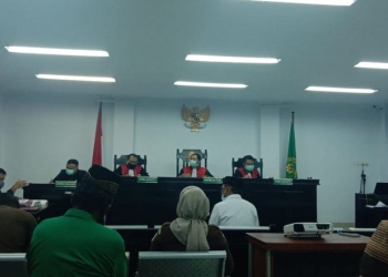 Terdakwa Darwis Moridu menjalani pemeriksaan oleh majelis hakim PN Gorontalo, Selasa (13/10/2020). (ilham/gopos)