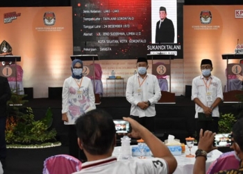 Para kandidat Wakil Bupati Bone Bolango berpose bersama pada pelaksanaan debat publik, Rabu (28/10/2020). (pras/gopos)