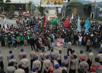 Aksi unjuk rasa menolak UU cipta kerja yang turut mendapat pengawalan oleh petugas Kepolisian. (humas Polda Gorontalo)