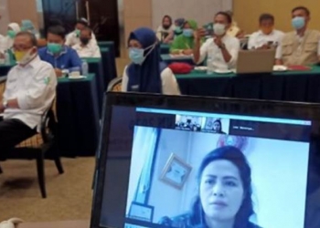 Narasumber dari Direktorat Kesehatan Lingkungan Kementerian Kesehatan Republik Indonesia Jelsi Marampa saat memberikan materi pada Pertemuan Pengelolaan Limbah Medis dan Penyelesaian Masalah Alat Kesehatan yang Berbahan Bermerkuri bagi Petugas Rumah Sakit dan Puskesmas Tingkat Provinsi Gorontalo melalui virtual. Foto Istimewa