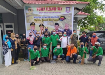 Dinas Lingkungan Hidup dan Kehutanan Provinsi Gorontalo bersama dengan KPH kabupaten/kota melaksanakan bersih-bersih sampah memperingati Hari Bersih-Bersih Sedunia (World Cleanup Day) yang diikuti sekitar 300 orang, Jumat (18/9/2020). Foto Istimewa