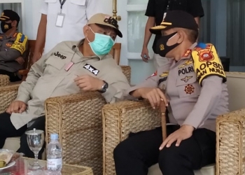 Gubernur Gorontalo, Rusli Habibie, berbincang dengan Kapolda Gorontalo, Irjen Pol Akhmad Wiyagus, menjelang pelepasan tim sosialisasi Perda nomor 4 tahun 2020, Rabu (28/10/2020) (ari/gopos)