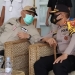 Gubernur Gorontalo, Rusli Habibie, berbincang dengan Kapolda Gorontalo, Irjen Pol Akhmad Wiyagus, menjelang pelepasan tim sosialisasi Perda nomor 4 tahun 2020, Rabu (28/10/2020) (ari/gopos)