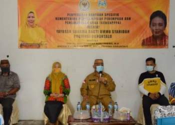Gubernur Gorontalo Rusli Habibie didampingi Ketua TPKK provinsi Gorontalo Idah Syahidah saat memberikan sambutan pada pelaksanaan penyerahan bantuan di LKS Ummu Syahidah, Selasa (13/10/2020). LKS ummu syahidah adalah sebuah rumah singgah yang dibangun sendiri oleh Idah Syahdiah guna menampung anak anak yang kurang beruntung.  (Foto – Fadly)