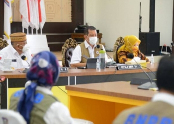 Kepala BNPB Letjen TNI Doni Monarno (tengah) saat menggelar rapat koordinasi dengan pemerintah se Gorontalo bertempat di Aula Rumah Jabatan Gubernur, Rabu (7/10/2020). Kepala Satgas Covid-19 itu menekankan tentang pelibatan semua lapisan masyarakat khususnya mengenai edukasi bahaya dan pencegahan penularan virus corona. (Foto: Alfred-Humas).