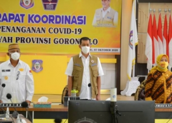 Kepala BNPB Letjen TNI Doni Monarno (tengah) didampingi Gubernur Gorontalo Rusli Habibie (kiri), Anggota Komisi VIII DPR RI Idah Syahidah saat Rakor dengan Pemerintah se Gorontalo, Rabu (7/10/2020). Kasatgas Nasional Covid-19 menilai penanganan covid-19 di Gorontalo sudah cukup baik, salah satunya melihat tingkat kesembuhan pasien yang terpapar. (Foto: Alfred-Humas).