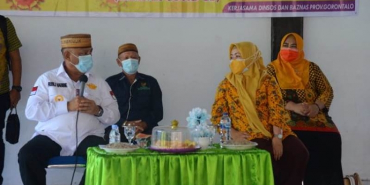 Gubernur Gorontalo Rusli Habibie didampingi istri sekaligus anggota komisi VIII DPR RI Idah Syahidah saat berkunjung ke Kecamatan Mootilango, Kabupaten Gorontalo, Jumat (09/10/2020). Dalam kunjungan ini Gubernur dan istri menyerahkan bantuan pangan bersubsidi bagi 1000 KPM di lokasi tersebut. Foto : Fadli – Humas