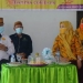 Gubernur Gorontalo Rusli Habibie didampingi istri sekaligus anggota komisi VIII DPR RI Idah Syahidah saat berkunjung ke Kecamatan Mootilango, Kabupaten Gorontalo, Jumat (09/10/2020). Dalam kunjungan ini Gubernur dan istri menyerahkan bantuan pangan bersubsidi bagi 1000 KPM di lokasi tersebut. Foto : Fadli – Humas