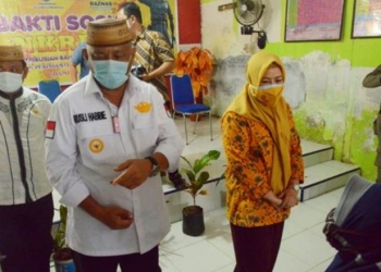Gubernur Gorontalo Rusli Habibie didampingi istri sekaligus anggota komisi VIII DPR RI Idah Syahidah usai menyerahkan bantuan bahan pangan bersubsidi secara simbolis kepada masyarakat di Kecamatan Tilamuta, Kabupaten Boalemo, Jumat (09/10/2020). Foto : Fadly : Humas